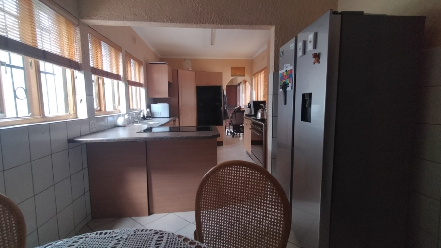 5 Bedroom Property for Sale in Loumarina A H Gauteng