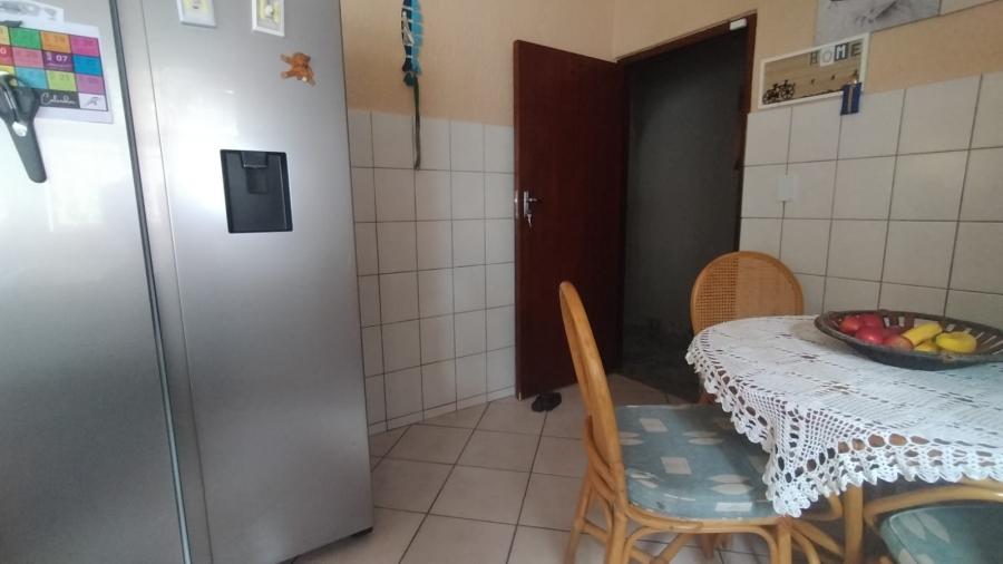 5 Bedroom Property for Sale in Loumarina A H Gauteng