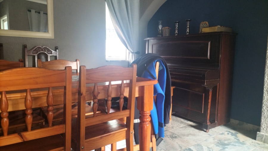 5 Bedroom Property for Sale in Loumarina A H Gauteng