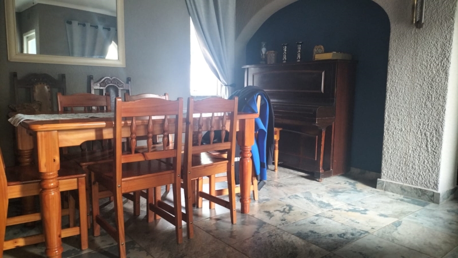 5 Bedroom Property for Sale in Loumarina A H Gauteng