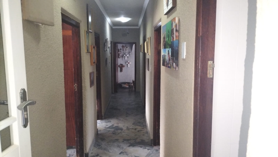 5 Bedroom Property for Sale in Loumarina A H Gauteng