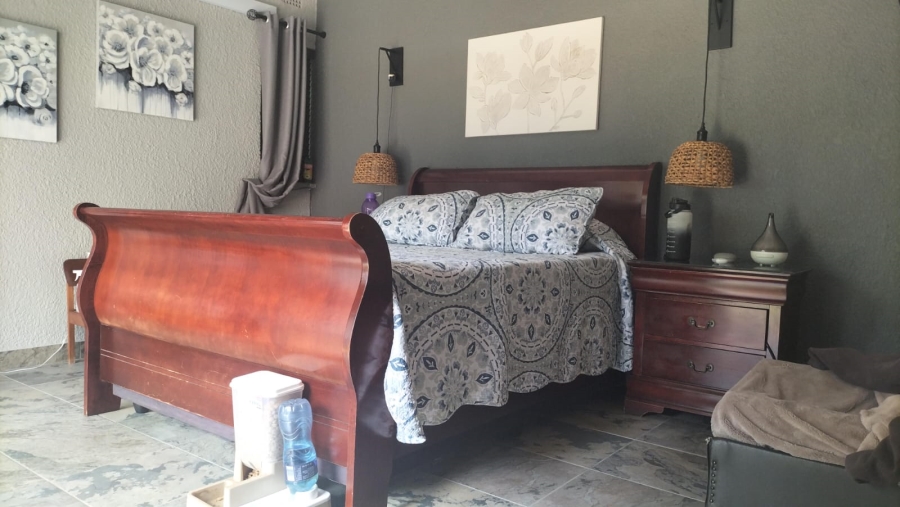 5 Bedroom Property for Sale in Loumarina A H Gauteng