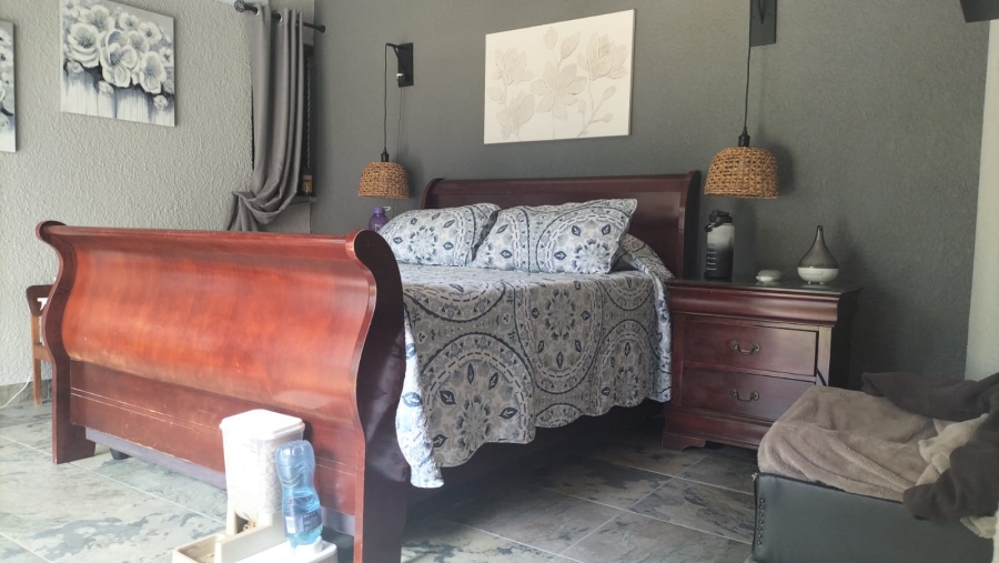 5 Bedroom Property for Sale in Loumarina A H Gauteng