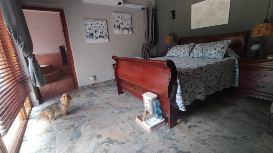 5 Bedroom Property for Sale in Loumarina A H Gauteng