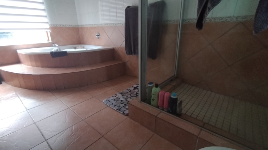 5 Bedroom Property for Sale in Loumarina A H Gauteng