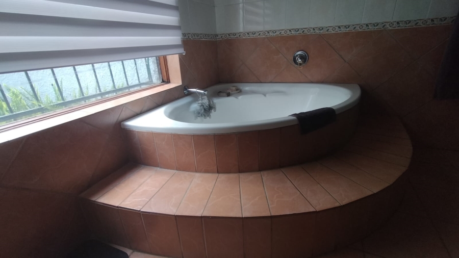 5 Bedroom Property for Sale in Loumarina A H Gauteng