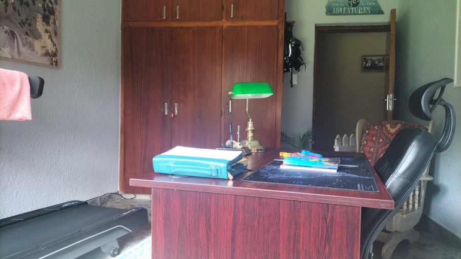 5 Bedroom Property for Sale in Loumarina A H Gauteng