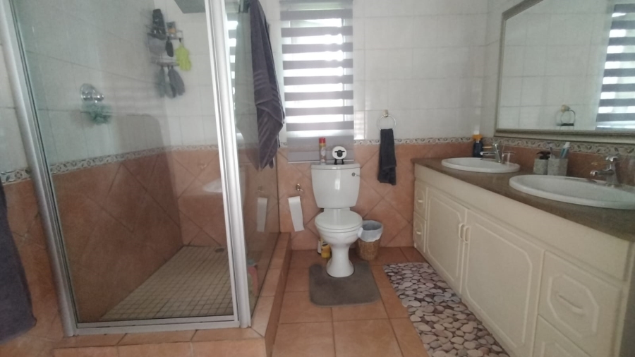 5 Bedroom Property for Sale in Loumarina A H Gauteng