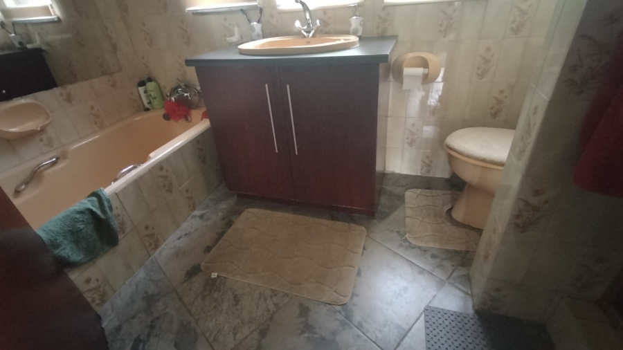 5 Bedroom Property for Sale in Loumarina A H Gauteng