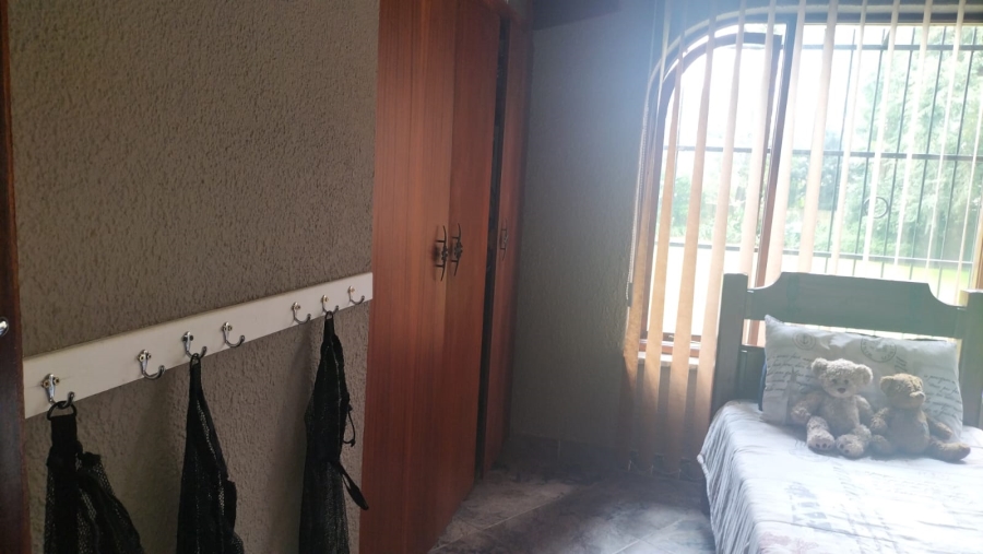 5 Bedroom Property for Sale in Loumarina A H Gauteng