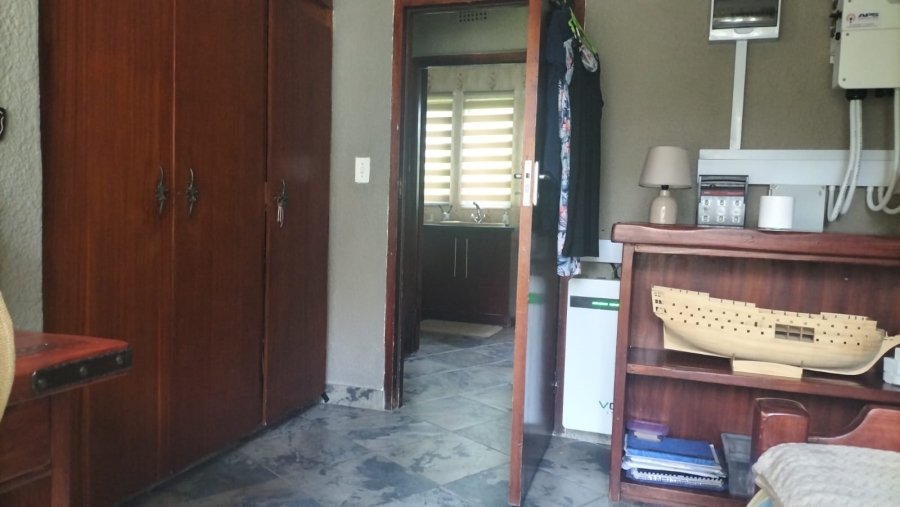 5 Bedroom Property for Sale in Loumarina A H Gauteng