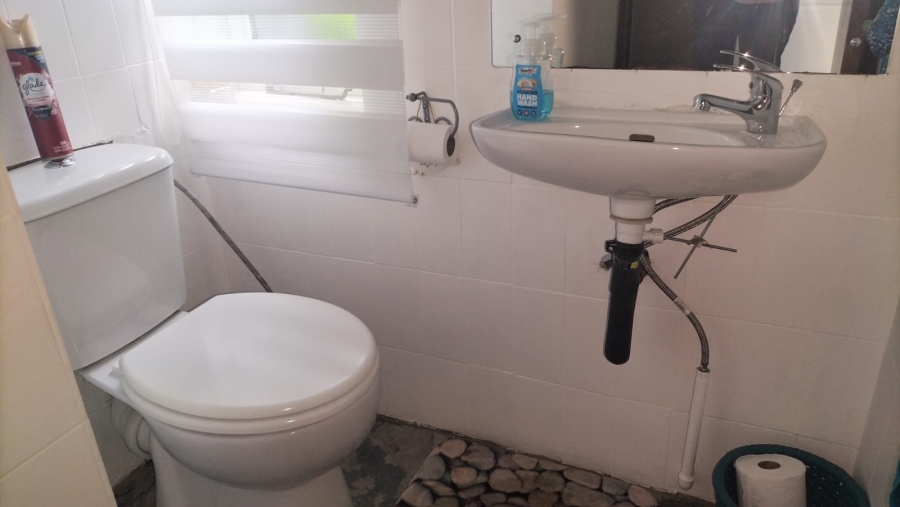 5 Bedroom Property for Sale in Loumarina A H Gauteng