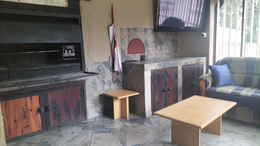 5 Bedroom Property for Sale in Loumarina A H Gauteng