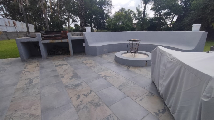 5 Bedroom Property for Sale in Loumarina A H Gauteng