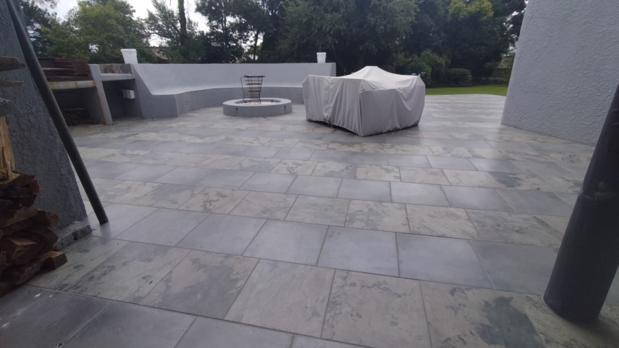 5 Bedroom Property for Sale in Loumarina A H Gauteng