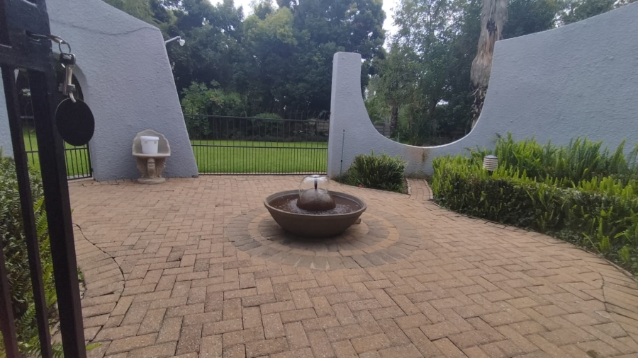 5 Bedroom Property for Sale in Loumarina A H Gauteng