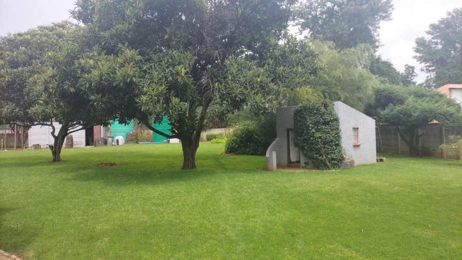 5 Bedroom Property for Sale in Loumarina A H Gauteng