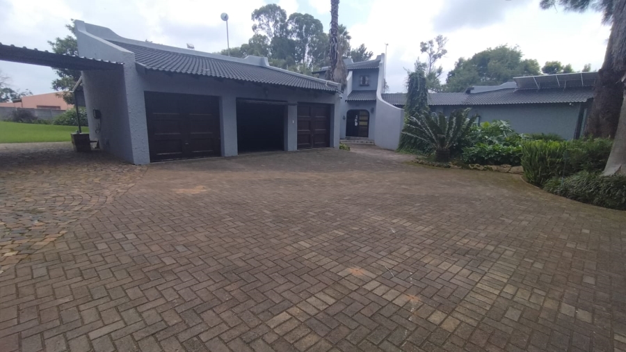 5 Bedroom Property for Sale in Loumarina A H Gauteng