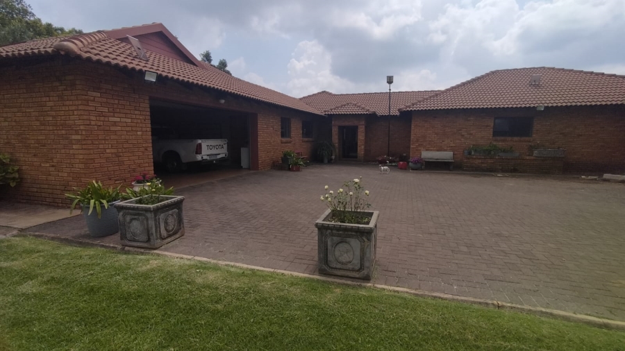 5 Bedroom Property for Sale in Loumarina A H Gauteng