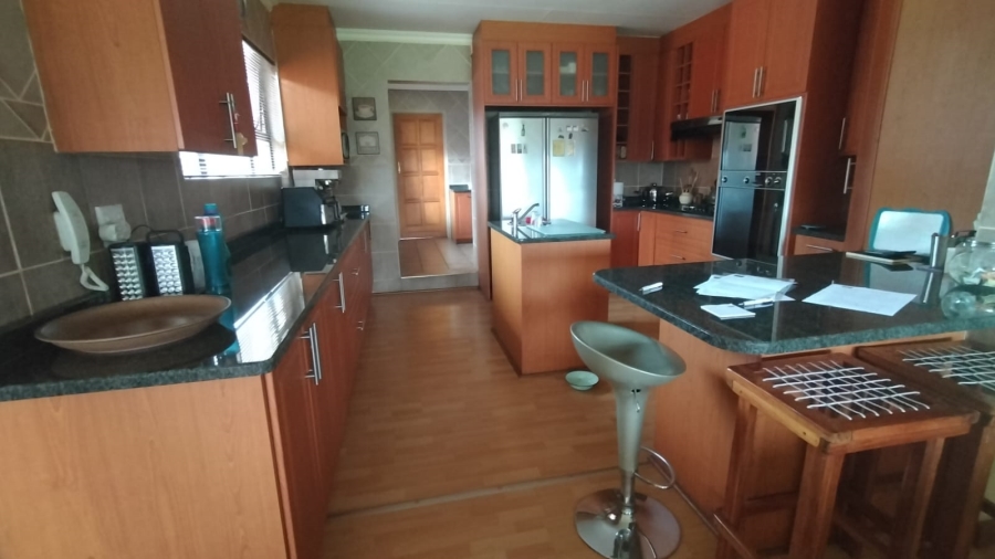 5 Bedroom Property for Sale in Loumarina A H Gauteng