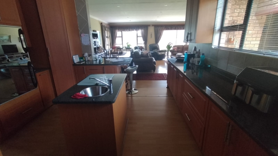 5 Bedroom Property for Sale in Loumarina A H Gauteng