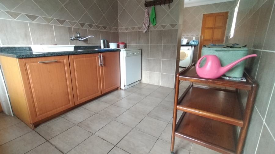 5 Bedroom Property for Sale in Loumarina A H Gauteng