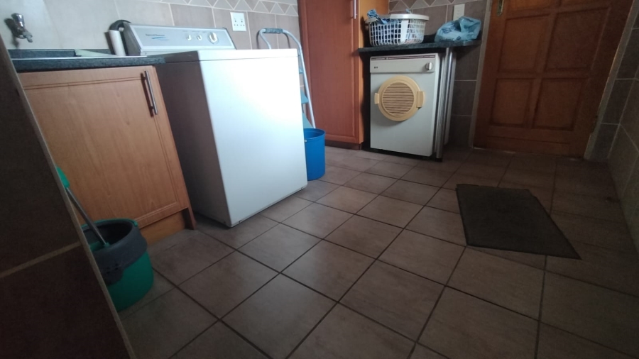 5 Bedroom Property for Sale in Loumarina A H Gauteng