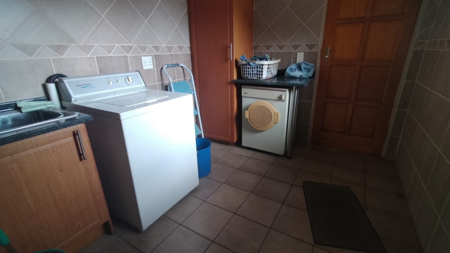 5 Bedroom Property for Sale in Loumarina A H Gauteng