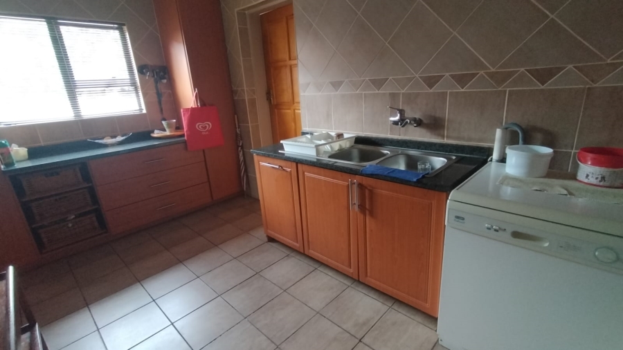 5 Bedroom Property for Sale in Loumarina A H Gauteng