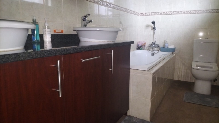 5 Bedroom Property for Sale in Loumarina A H Gauteng