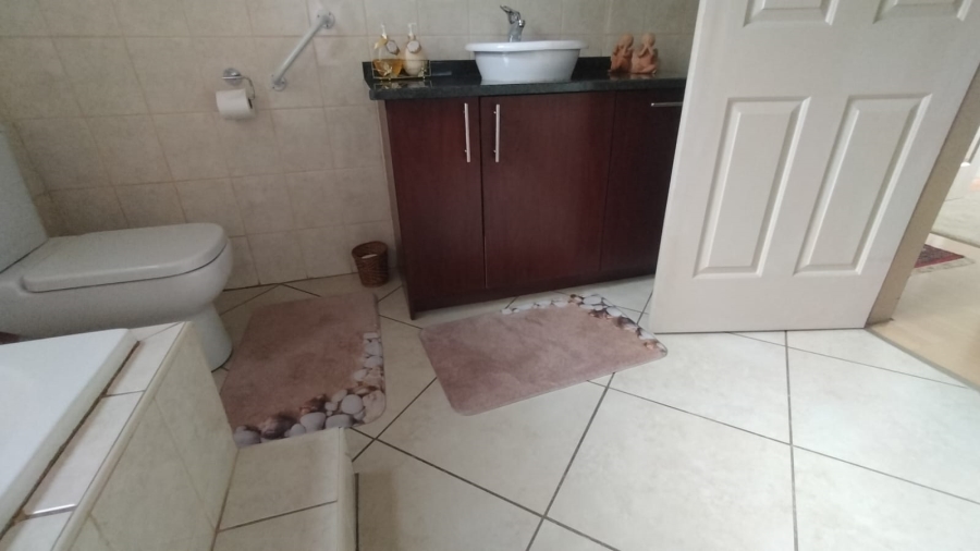 5 Bedroom Property for Sale in Loumarina A H Gauteng