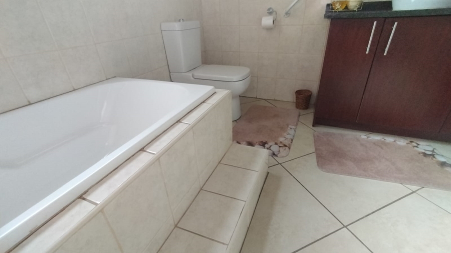 5 Bedroom Property for Sale in Loumarina A H Gauteng