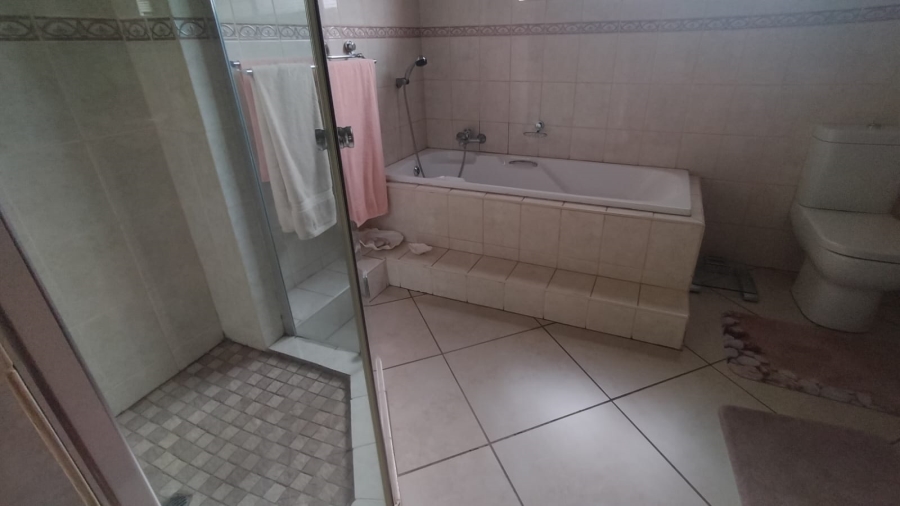 5 Bedroom Property for Sale in Loumarina A H Gauteng