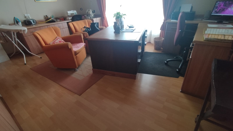 5 Bedroom Property for Sale in Loumarina A H Gauteng