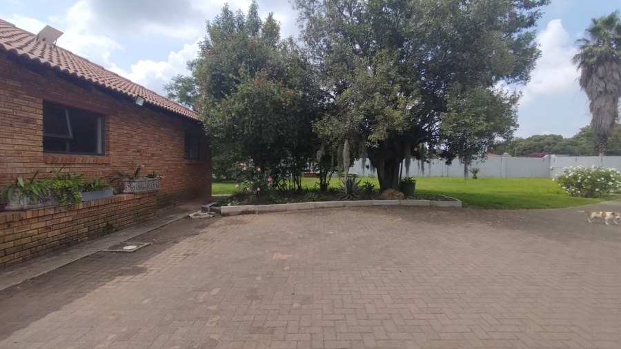 5 Bedroom Property for Sale in Loumarina A H Gauteng