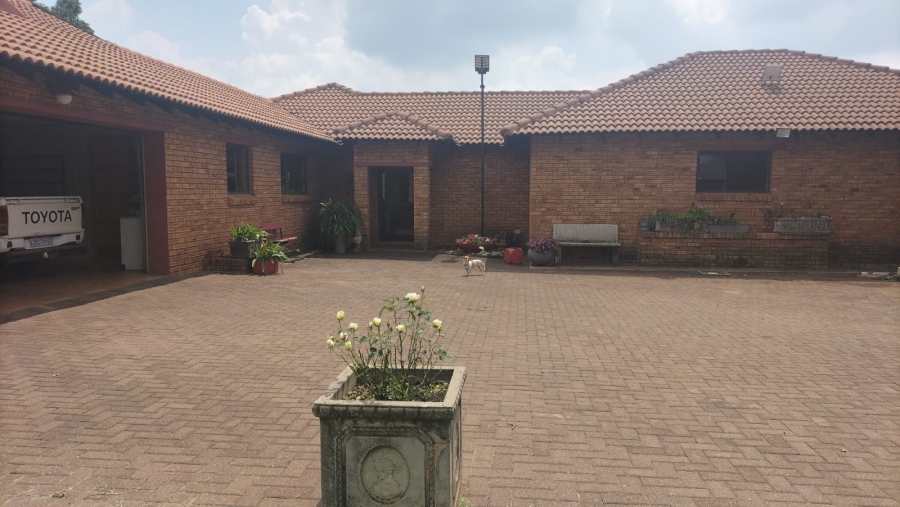 5 Bedroom Property for Sale in Loumarina A H Gauteng