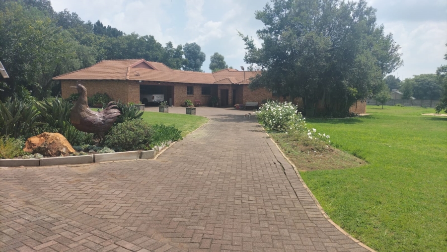 5 Bedroom Property for Sale in Loumarina A H Gauteng