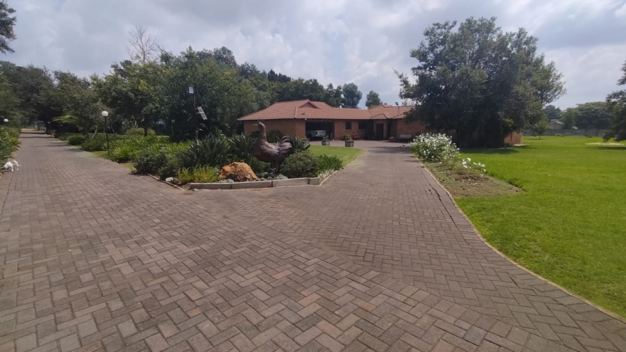 5 Bedroom Property for Sale in Loumarina A H Gauteng