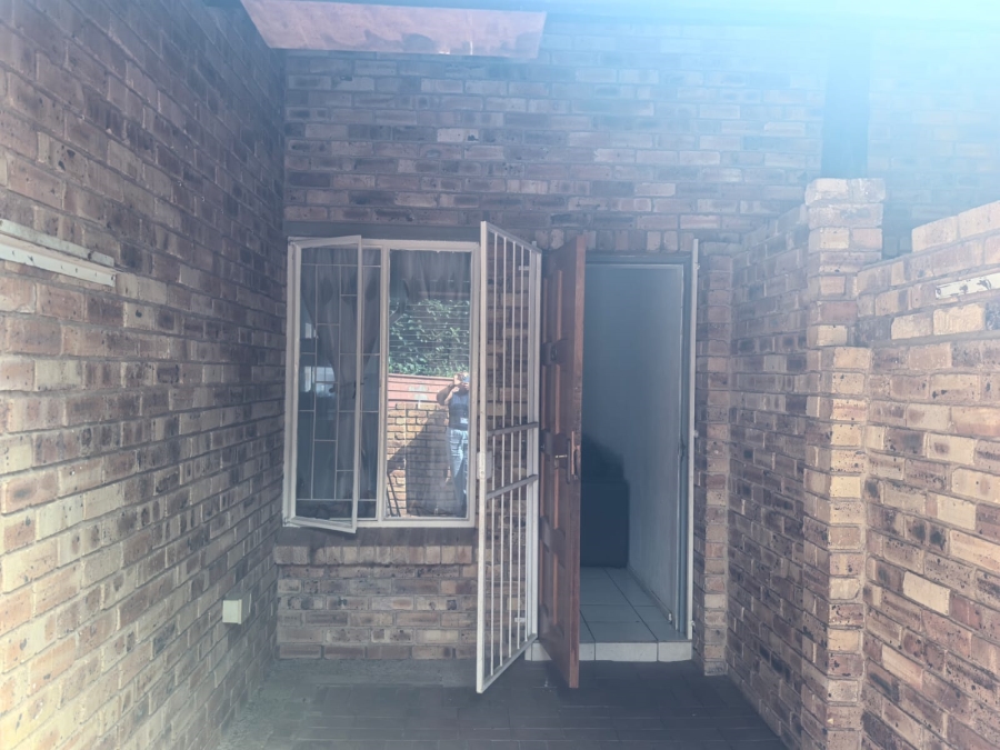 2 Bedroom Property for Sale in Groblerpark Gauteng