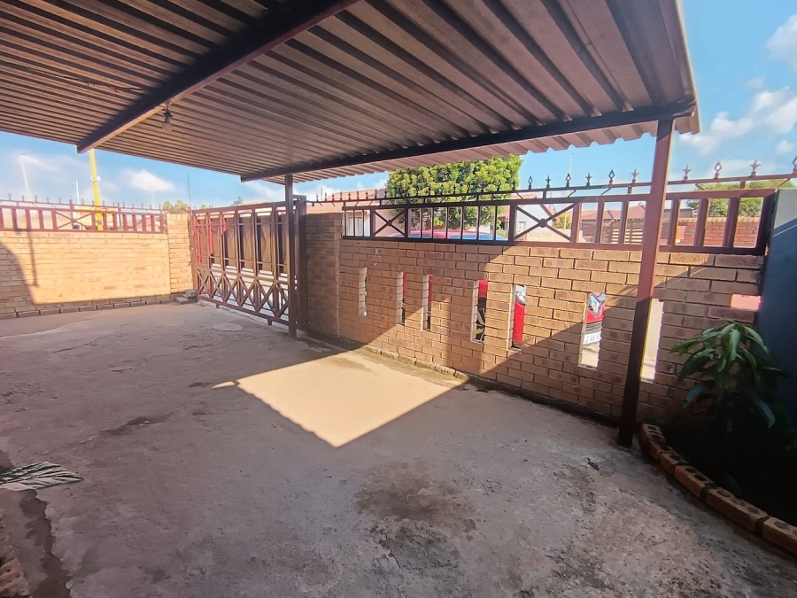 2 Bedroom Property for Sale in Ililiba Gauteng