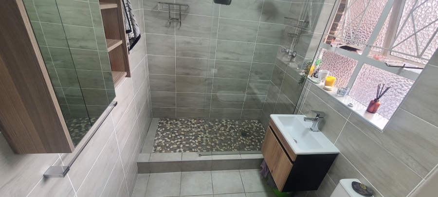 1 Bedroom Property for Sale in Edenvale Central Gauteng