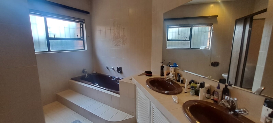 5 Bedroom Property for Sale in Sunward Park Gauteng