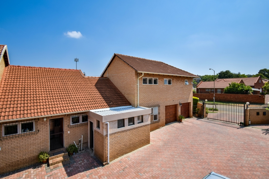 To Let 5 Bedroom Property for Rent in Garsfontein Gauteng
