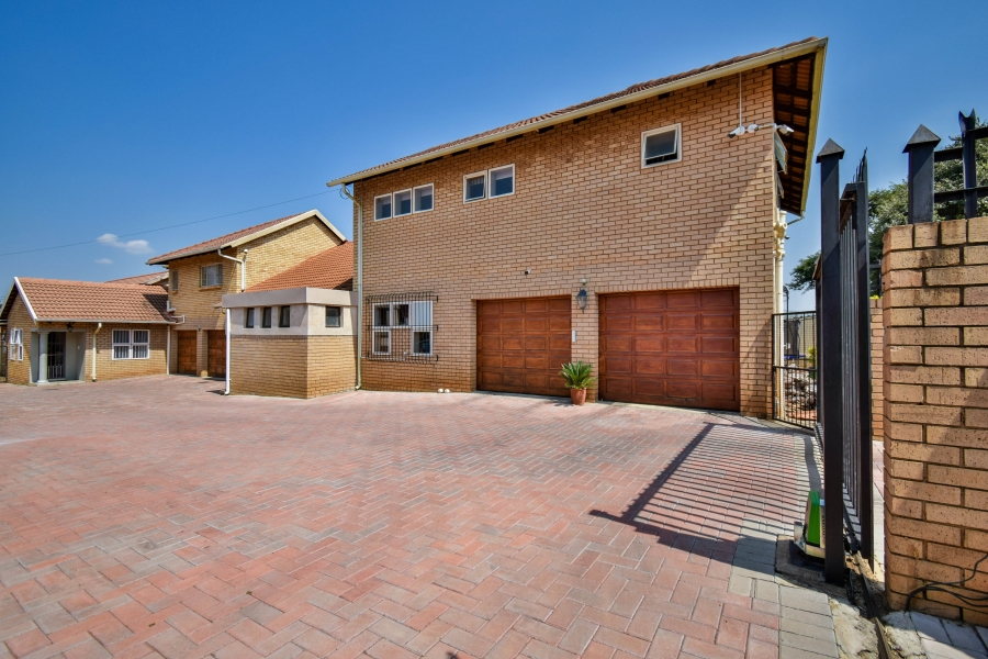 To Let 5 Bedroom Property for Rent in Garsfontein Gauteng