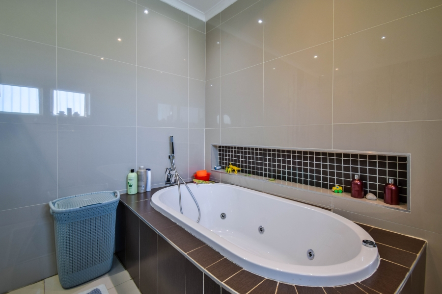 To Let 5 Bedroom Property for Rent in Garsfontein Gauteng