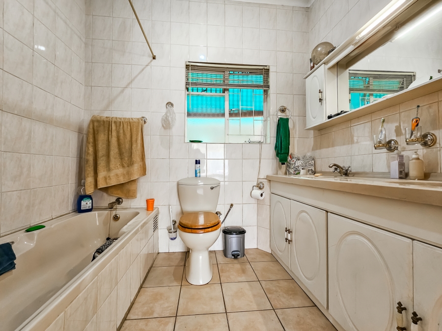 3 Bedroom Property for Sale in Garsfontein Gauteng