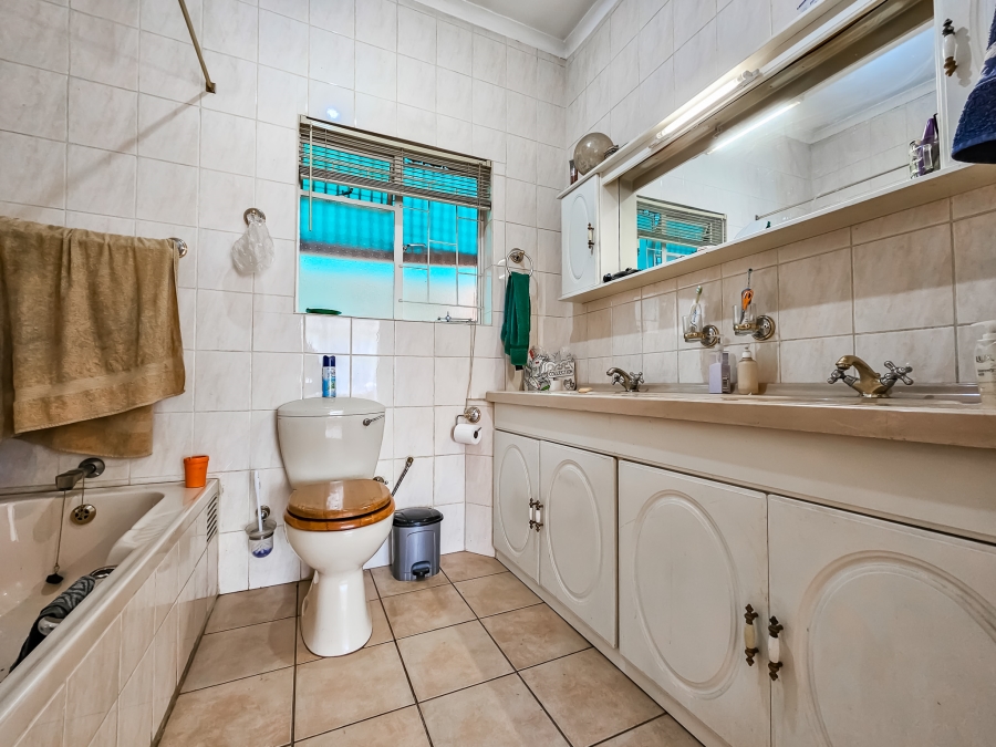 3 Bedroom Property for Sale in Garsfontein Gauteng