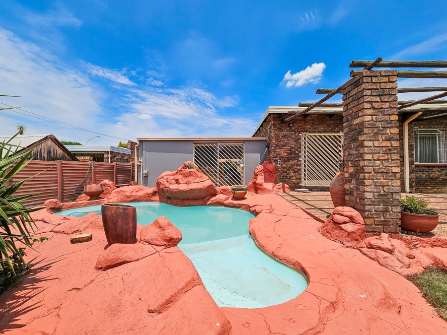 3 Bedroom Property for Sale in Garsfontein Gauteng