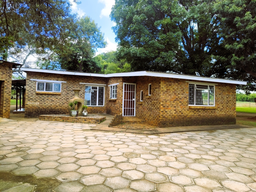 7 Bedroom Property for Sale in Doornkraal Gauteng