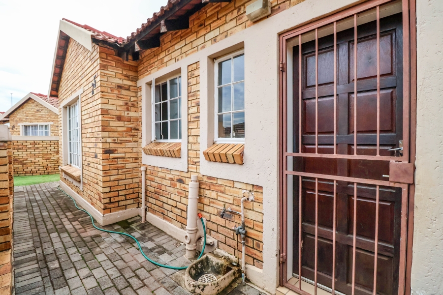2 Bedroom Property for Sale in Heuwelsig Estate Gauteng